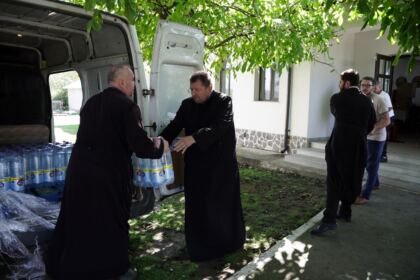 În Arhiepiscopia Dunării de Jos continuă ajutorarea sinistraţilor – fotografia 28