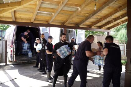 În Arhiepiscopia Dunării de Jos continuă ajutorarea sinistraţilor – fotografia 31