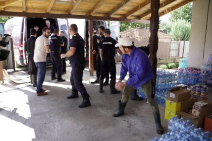 În Arhiepiscopia Dunării de Jos continuă ajutorarea sinistraţilor – fotografia 32