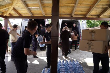 În Arhiepiscopia Dunării de Jos continuă ajutorarea sinistraţilor – fotografia 35