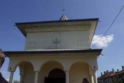 În Arhiepiscopia Dunării de Jos continuă ajutorarea sinistraţilor – fotografia 42