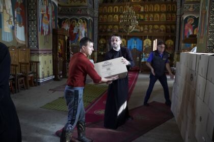În Arhiepiscopia Dunării de Jos continuă ajutorarea sinistraţilor – fotografia 46