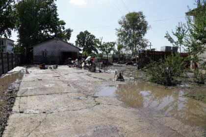 În Arhiepiscopia Dunării de Jos continuă ajutorarea sinistraţilor – fotografia 53