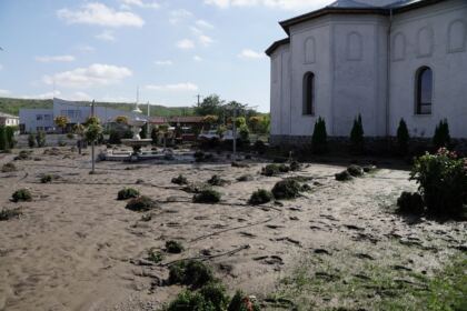 În Arhiepiscopia Dunării de Jos continuă ajutorarea sinistraţilor – fotografia 54