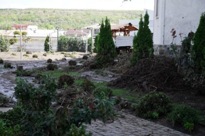 În Arhiepiscopia Dunării de Jos continuă ajutorarea sinistraţilor – fotografia 55