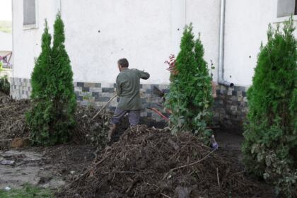 În Arhiepiscopia Dunării de Jos continuă ajutorarea sinistraţilor – fotografia 56