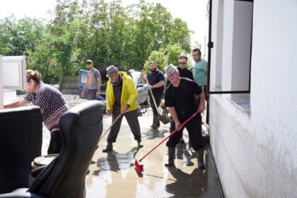 În Arhiepiscopia Dunării de Jos continuă ajutorarea sinistraţilor – fotografia 57