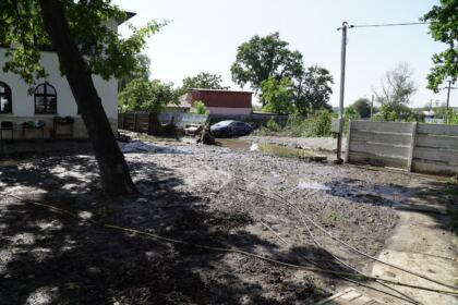 În Arhiepiscopia Dunării de Jos continuă ajutorarea sinistraţilor – fotografia 62