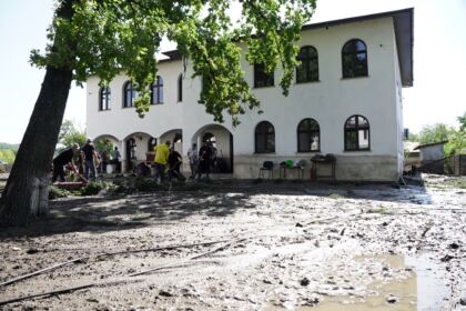 În Arhiepiscopia Dunării de Jos continuă ajutorarea sinistraţilor – fotografia 64