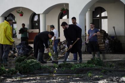 În Arhiepiscopia Dunării de Jos continuă ajutorarea sinistraţilor – fotografia 65