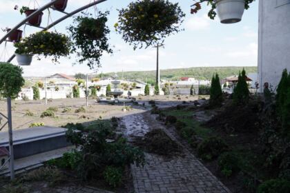 În Arhiepiscopia Dunării de Jos continuă ajutorarea sinistraţilor – fotografia 66