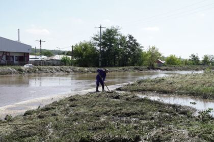 În Arhiepiscopia Dunării de Jos continuă ajutorarea sinistraţilor – fotografia 68
