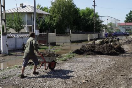 În Arhiepiscopia Dunării de Jos continuă ajutorarea sinistraţilor – fotografia 69