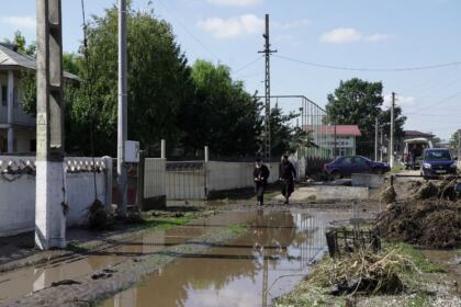 În Arhiepiscopia Dunării de Jos continuă ajutorarea sinistraţilor – fotografia 70