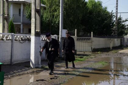 În Arhiepiscopia Dunării de Jos continuă ajutorarea sinistraţilor – fotografia 71