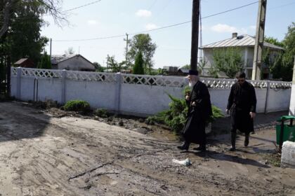În Arhiepiscopia Dunării de Jos continuă ajutorarea sinistraţilor – fotografia 72