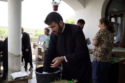 În Arhiepiscopia Dunării de Jos continuă ajutorarea sinistraţilor – fotografia 73