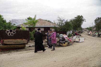 Solidaritate creştină susţinută constant pentru ajutorarea sinistraţilor – fotografia 12