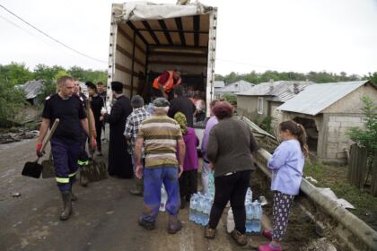 Solidaritate creştină susţinută constant pentru ajutorarea sinistraţilor – fotografia 74