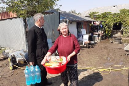 Programe şi acţiuni susţinute cu mare implicare de Biserică pentru ajutorarea sinistraţilor – fotografia 11