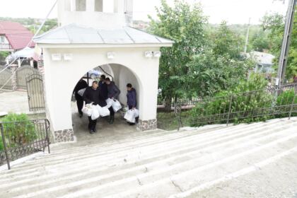 Împlemetarea programul social-filantropic eparhial „Ne înnoim pentru a merge la şcoală“ – fotografia 8
