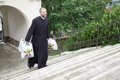 Împlemetarea programul social-filantropic eparhial „Ne înnoim pentru a merge la şcoală“ – fotografia 13