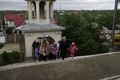 Împlemetarea programul social-filantropic eparhial „Ne înnoim pentru a merge la şcoală“ – fotografia 18
