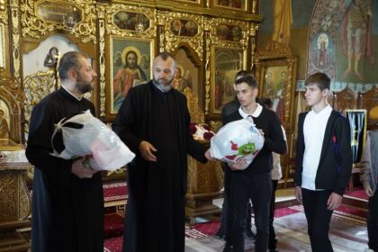 Împlemetarea programul social-filantropic eparhial „Ne înnoim pentru a merge la şcoală“ – fotografia 46