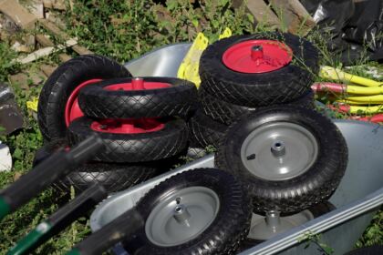 Ajutoarele umanitare de la două mitropolii din ţară au ajuns în zona sinistrată – fotografia 2