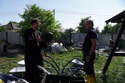 Ajutoarele umanitare de la două mitropolii din ţară au ajuns în zona sinistrată – fotografia 11