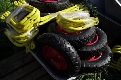 Ajutoarele umanitare de la două mitropolii din ţară au ajuns în zona sinistrată – fotografia 12