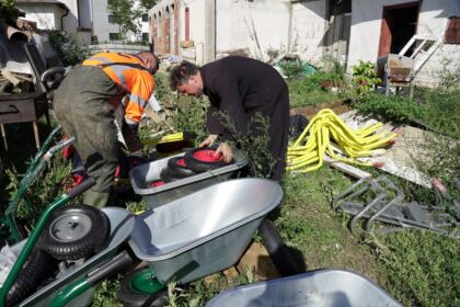 Ajutoarele umanitare de la două mitropolii din ţară au ajuns în zona sinistrată – fotografia 13