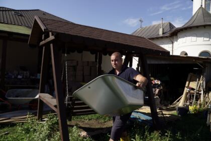 Ajutoarele umanitare de la două mitropolii din ţară au ajuns în zona sinistrată – fotografia 14