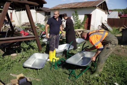 Ajutoarele umanitare de la două mitropolii din ţară au ajuns în zona sinistrată – fotografia 15
