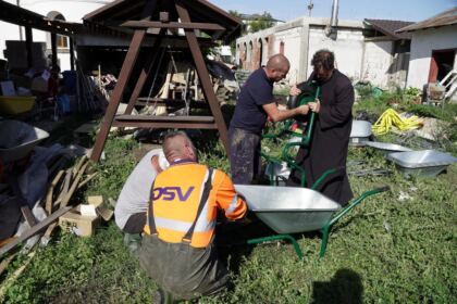 Ajutoarele umanitare de la două mitropolii din ţară au ajuns în zona sinistrată – fotografia 16