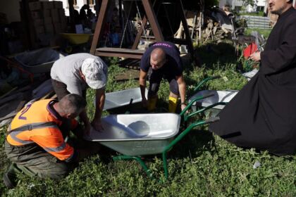 Ajutoarele umanitare de la două mitropolii din ţară au ajuns în zona sinistrată – fotografia 17