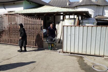 Ajutoarele umanitare de la două mitropolii din ţară au ajuns în zona sinistrată – fotografia 28