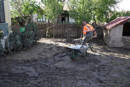 Ajutoarele umanitare de la două mitropolii din ţară au ajuns în zona sinistrată – fotografia 29