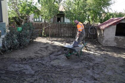 Ajutoarele umanitare de la două mitropolii din ţară au ajuns în zona sinistrată – fotografia 30