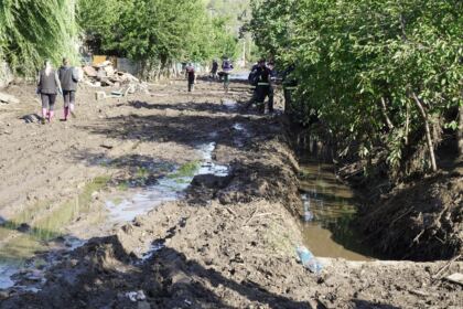 Ajutoarele umanitare de la două mitropolii din ţară au ajuns în zona sinistrată – fotografia 34
