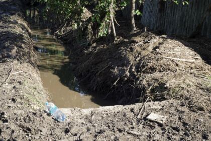 Ajutoarele umanitare de la două mitropolii din ţară au ajuns în zona sinistrată – fotografia 35