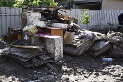 Ajutoarele umanitare de la două mitropolii din ţară au ajuns în zona sinistrată – fotografia 37