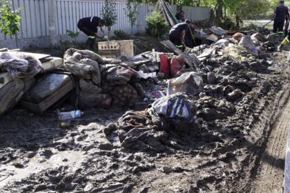 Ajutoarele umanitare de la două mitropolii din ţară au ajuns în zona sinistrată – fotografia 38