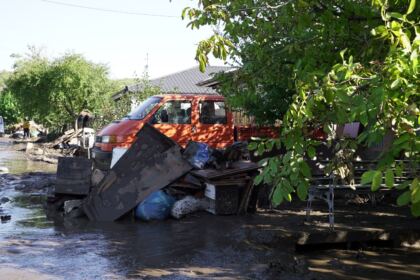 Ajutoarele umanitare de la două mitropolii din ţară au ajuns în zona sinistrată – fotografia 40