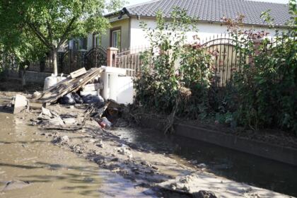 Ajutoarele umanitare de la două mitropolii din ţară au ajuns în zona sinistrată – fotografia 41