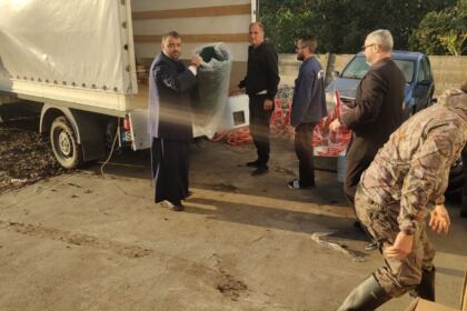 Ajutoarele umanitare de la două mitropolii din ţară au ajuns în zona sinistrată – fotografia 43