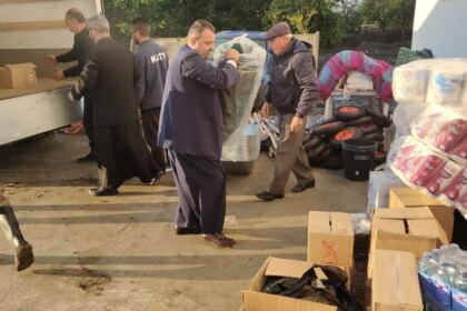 Ajutoarele umanitare de la două mitropolii din ţară au ajuns în zona sinistrată – fotografia 44
