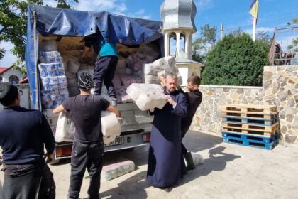 Ajutoarele umanitare de la două mitropolii din ţară au ajuns în zona sinistrată – fotografia 45