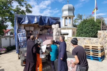 Ajutoarele umanitare de la două mitropolii din ţară au ajuns în zona sinistrată – fotografia 46