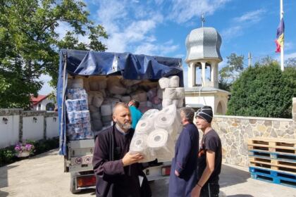 Ajutoarele umanitare de la două mitropolii din ţară au ajuns în zona sinistrată – fotografia 47